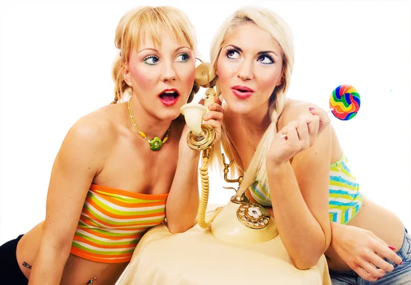 Two attractive blondes hanging out — Stock Photo, Image
