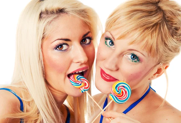 Dois modelos loiros atraentes posando — Fotografia de Stock