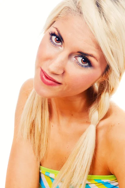 Piękna blondynka patrząca w kamerę — Zdjęcie stockowe