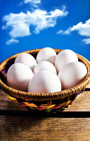 Sepetteki beyaz yumurtalar — Stok fotoğraf