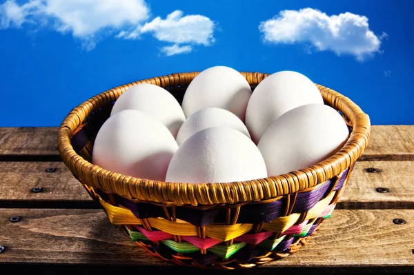 Sepetteki beyaz yumurtalar — Stok fotoğraf