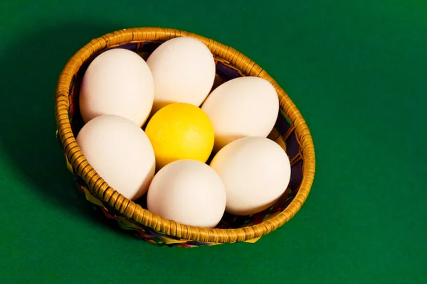 Eggs in a basket, forming a flower — Stock Photo, Image