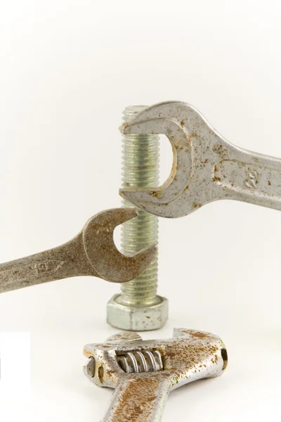 Schrauben und rostige Schraubenschlüssel — Stockfoto