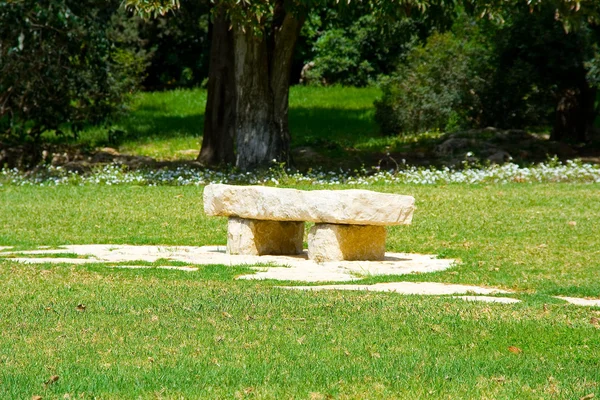 Kamienny ogród ława — Zdjęcie stockowe