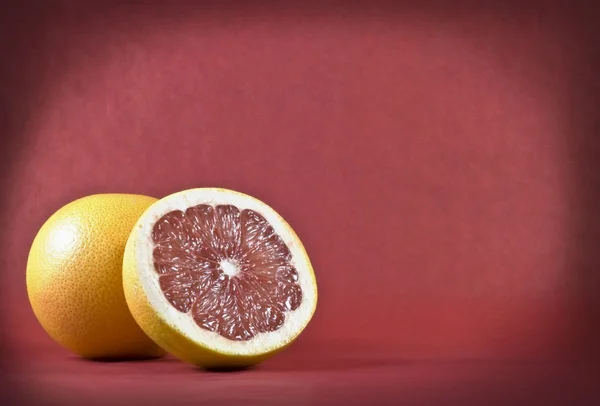 Twee rijpe grapefruits — Stockfoto