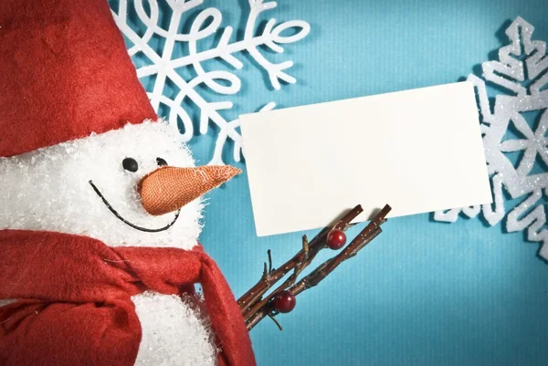 Een sneeuwpop in een rode dop — Stockfoto