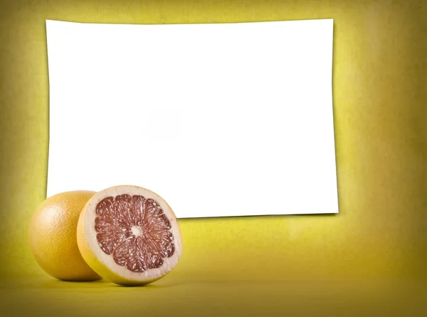 Twee grapefruits op een achtergrond van wit — Stockfoto