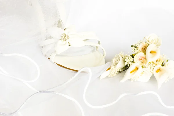 Svatební sandály a květiny přes závoj — Stock fotografie