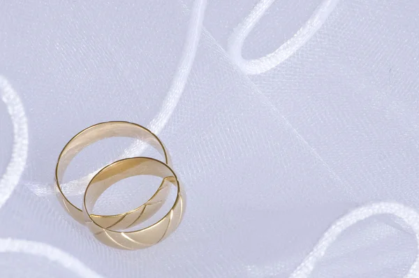Обручальные кольца над вуалью — стоковое фото