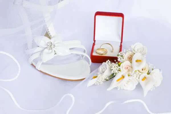Sandálias de casamento e flores sobre véu — Fotografia de Stock