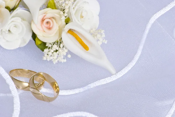 結婚指輪とベールの上の花 — ストック写真
