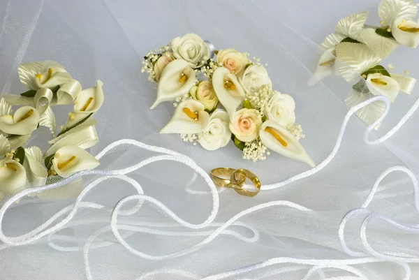 Obrączki ślubne i kwiaty na welon — Zdjęcie stockowe