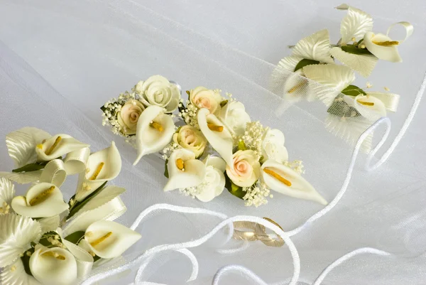 Γαμήλια λουλούδια πάνω το πέπλο — Φωτογραφία Αρχείου
