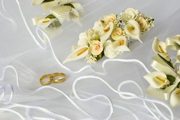 Anneaux de mariage et fleurs sur voile — Photo