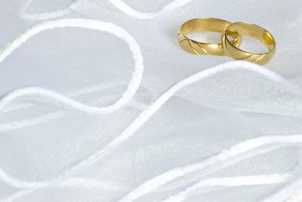 Esküvő gyűrű, fátyol alatt — Stock Fotó