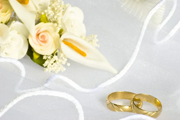 Anillos de boda y flores sobre velo —  Fotos de Stock