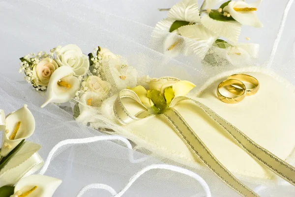 Anillos de boda y flores sobre velo — Foto de Stock