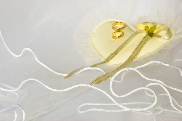Wedding rings over veil — Stock Photo, Image