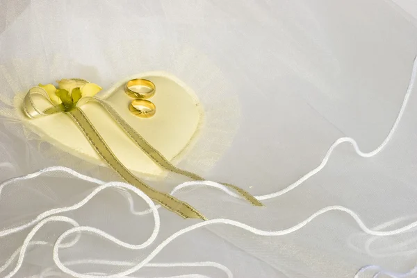 Wedding rings over veil — Stock Photo, Image