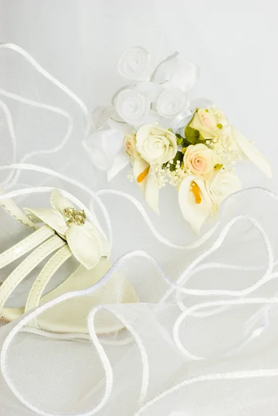 Sandales de mariage et fleurs sur voile — Photo