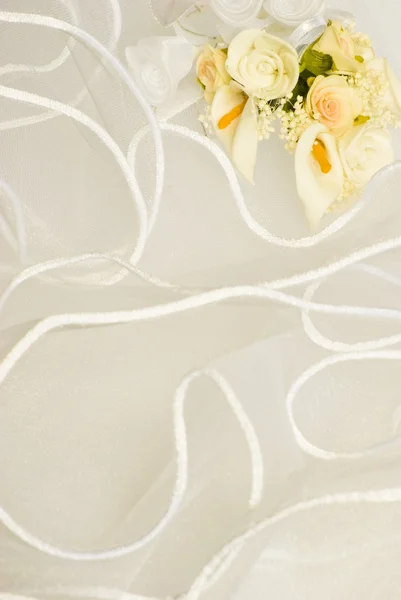 Свадебные цветы над вуалем — стоковое фото