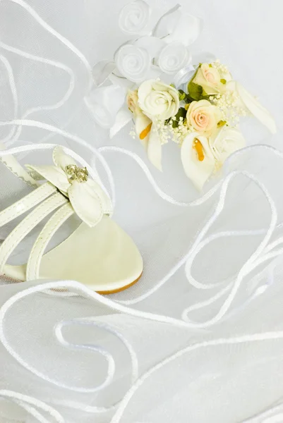 Sandalias de boda y flores sobre velo — Foto de Stock