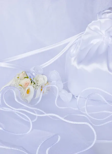 Svatební květiny a svatební pytel přes závoj — Stock fotografie