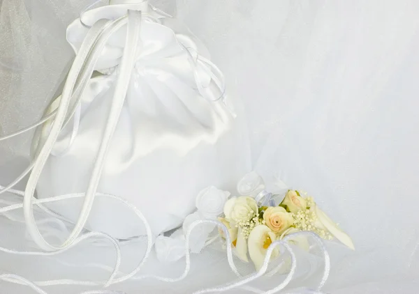 Flores de boda y bolso nupcial sobre velo — Foto de Stock