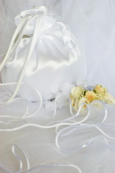 Γαμήλια λουλούδια και νυφικό τσάντα πάνω από το πέπλο — Φωτογραφία Αρχείου