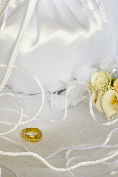 Wedding rings flowers and bridal bag — Stock Photo, Image