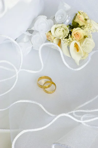 Jegygyűrű virágok- és menyasszonyi táska — Stock Fotó