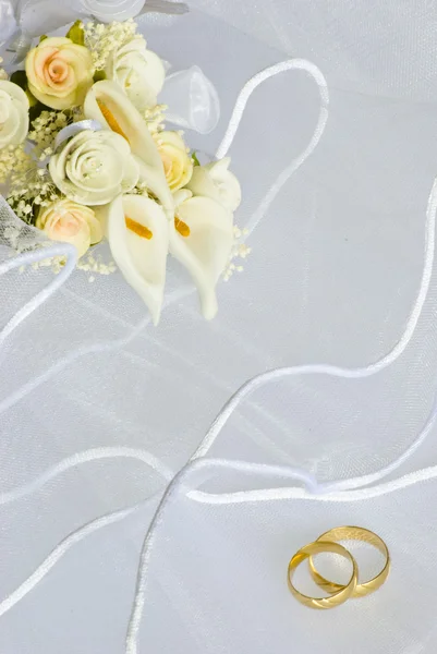 Obrączki ślubne i kwiaty na welon — Zdjęcie stockowe