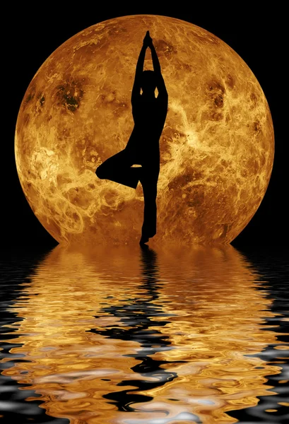 Yoga na lua e fundo de água — Fotografia de Stock
