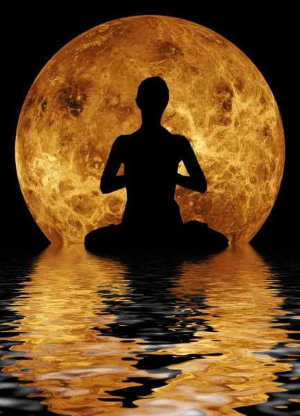 Йога на місяць і вода фоні — стокове фото