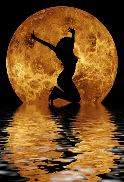 月亮和水的背景上瑜伽 — 图库照片