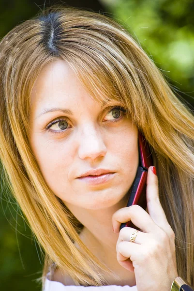 Όμορφη νεαρή γυναίκα μιλάει στο τηλέφωνο — Φωτογραφία Αρχείου