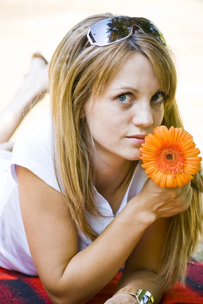 Όμορφη νεαρή γυναίκα με λουλούδι — Φωτογραφία Αρχείου