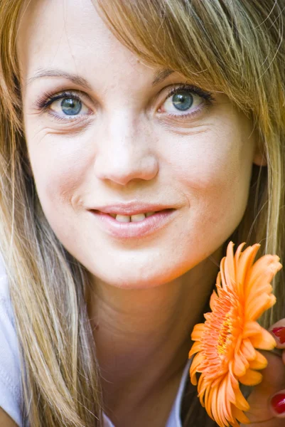 Piękna młoda kobieta z kwiatem — Zdjęcie stockowe