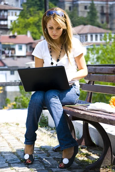 Krásná mladá žena s notebookem — Stock fotografie