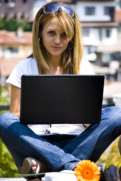 Vacker ung kvinna med bärbar dator — Stockfoto