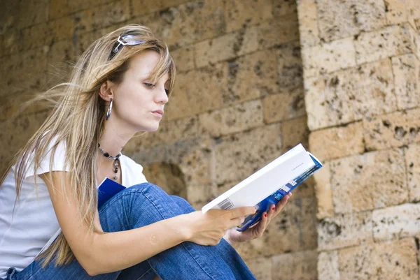 Beautiful young woman reading book — Stock Photo, Image