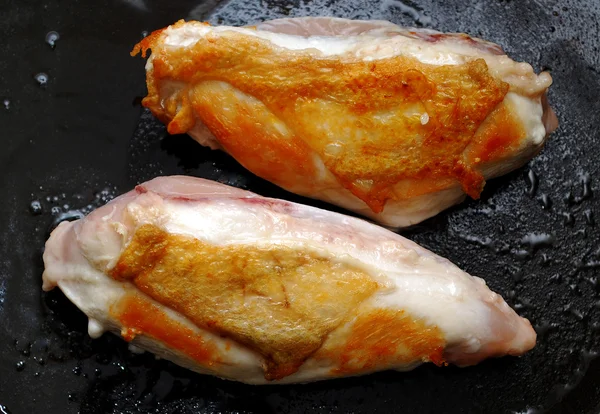 Жареная нарезанная курица — стоковое фото