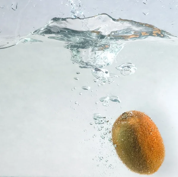 Zoet water druppels op kiwi geïsoleerd op w — Stockfoto
