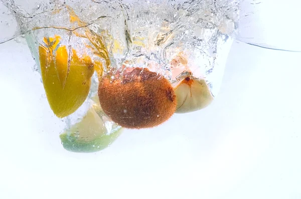 Zoet water druppels op fruit geïsoleerd — Stockfoto