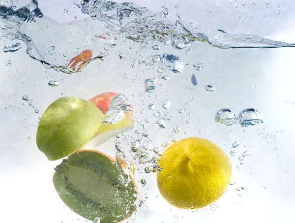 고립 된 과일에 신선한 물 상품 — 스톡 사진