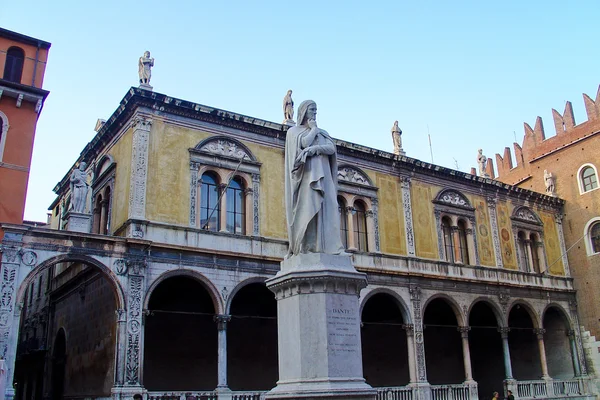 Памятник Данте Алигьери — стоковое фото