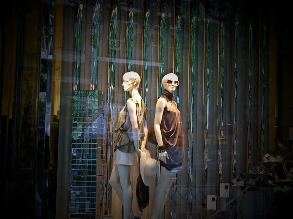 Mannequins öltözött Boutique ablak — Stock Fotó
