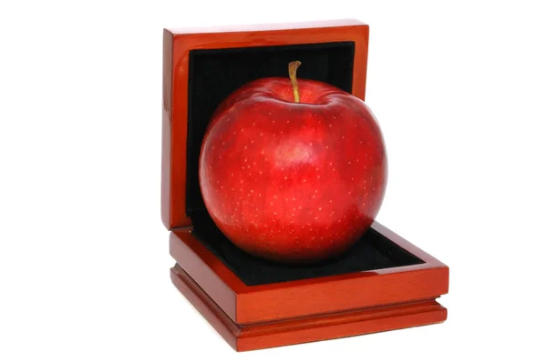 Rode appel in sieraden doos — Stockfoto
