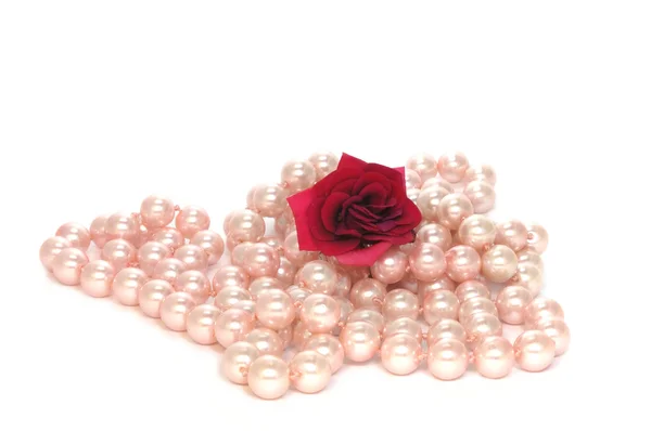 Różowe perły i czerwona róża — Zdjęcie stockowe