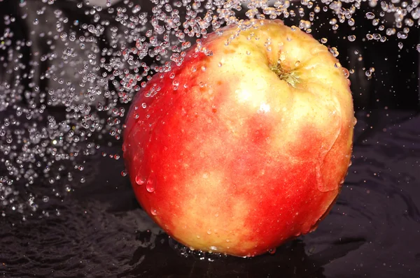 Свежее красное и желтое яблоко — стоковое фото